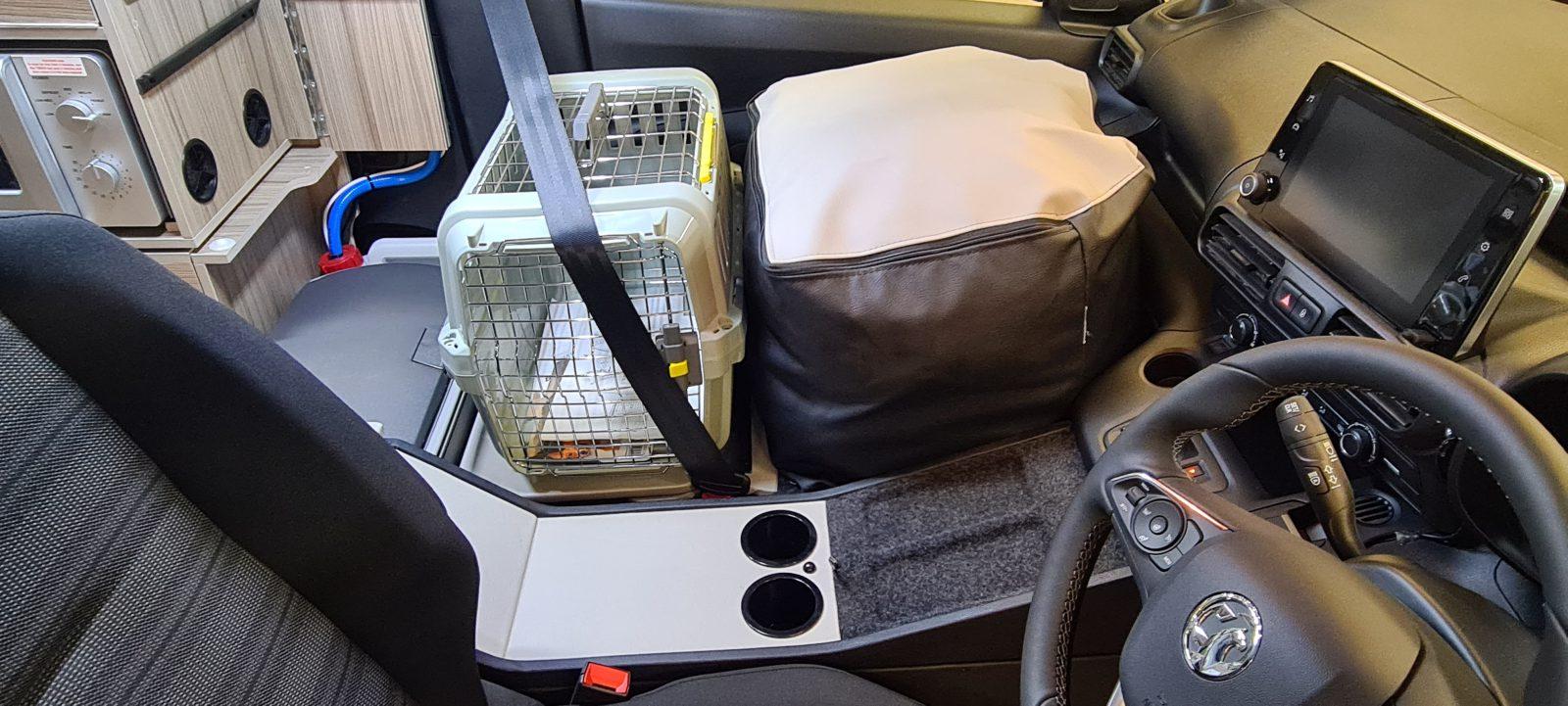 Dog crate and sleeping bag storage platform in Vikenze III-e cab