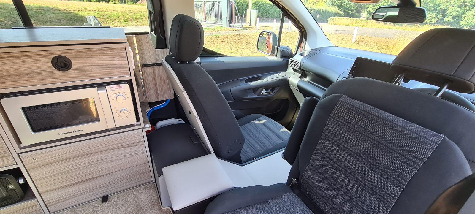 Vikenze III-e rear passenger seat with swivel base and storage console